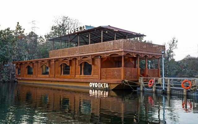 OYO EKTA Houseboat