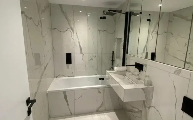 Stylish 2 Bed Flat with Parking