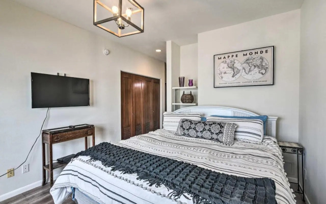Pool Access, Walk to Beach: Galveston Condo!