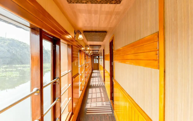 Oyo 24920 Indraprastha Royal Castle Sharing Houseboat