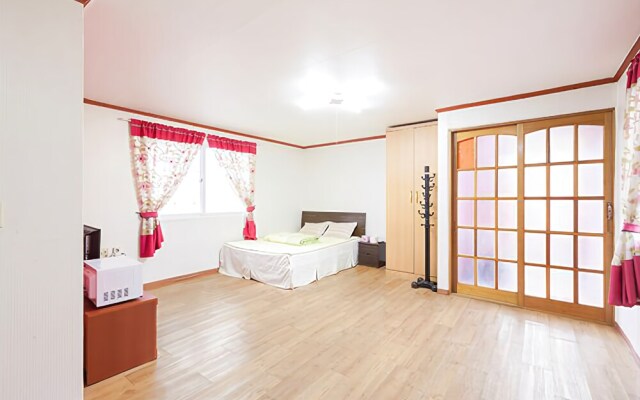 Hoengseong White House Pension