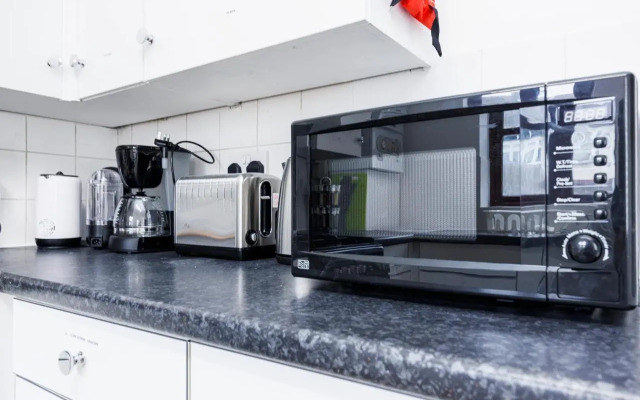 Lovely 2 Bd Hse with Parking near Excel