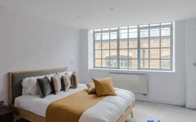 The Eyre Suite Two - Farringdon - by Frankie