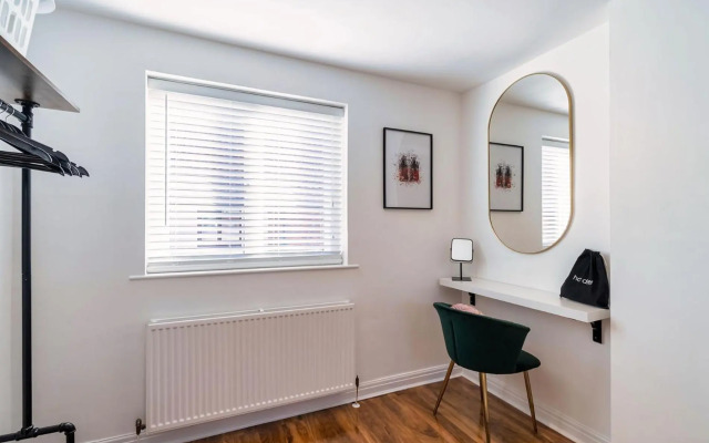 Charming & Central Apt w/ Garden & Free Parking