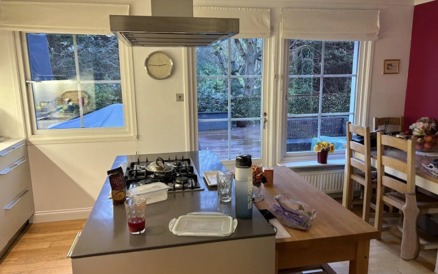 Large 3 bed House With Separately Bookable Studio