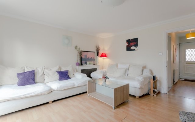 Bright 3 Bedroom House in Canning Town