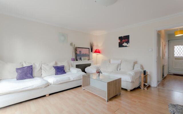 Bright 3 Bedroom House in Canning Town