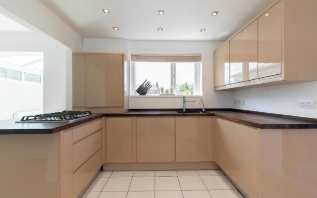 Modern Three Bedroom Home in Gloucester with Hot Tub