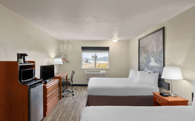 Super 8 by Wyndham Roseburg