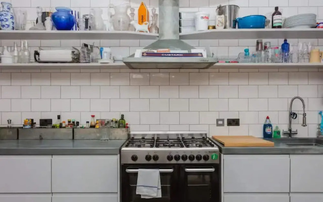 Contemporary 2 Bedroom House in Vibrant Shepherds Bush