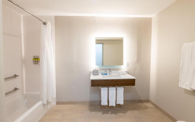 Holiday Inn Express Anaheim West by IHG