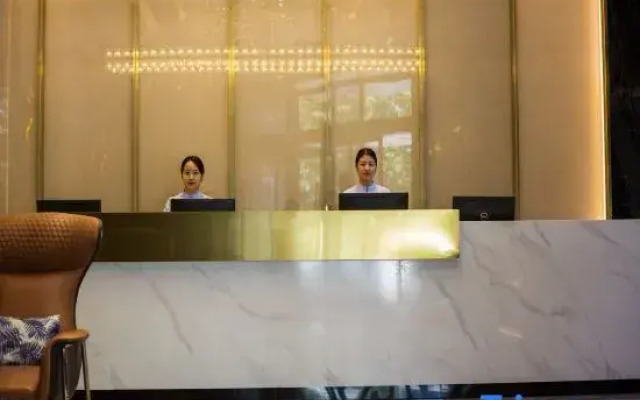 Starway Hotel (Zhengzhou Songshan Road Erqi Wanda Plaza)