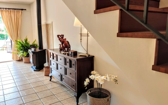 BEACHFRONT Spacious House with Pools, Bathtubs, Garden, Sea View