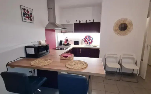Beau studio tout confort au calme avec parking .