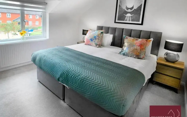 Farnborough - Peel Court - 2 Bed Parking & Garden