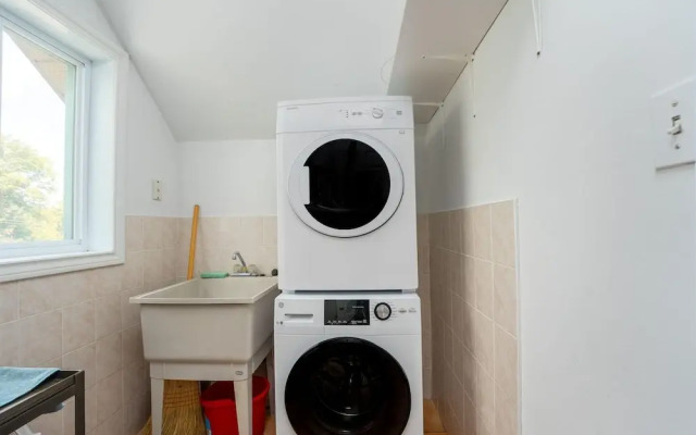 Private 2bdrm Unit With Ensuite Laundry - U5A