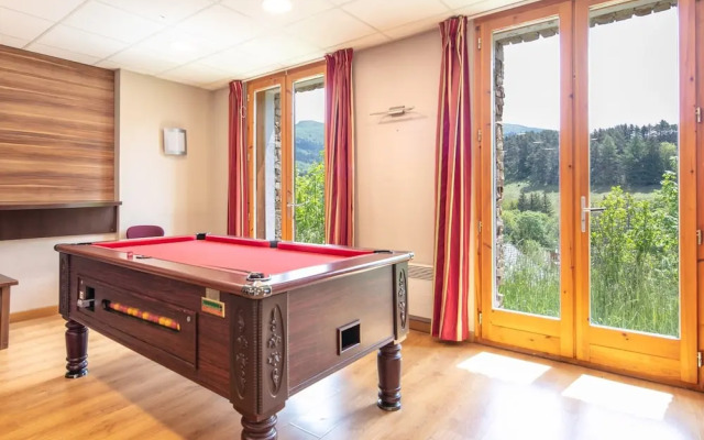 Alpine Escape Near Slopes