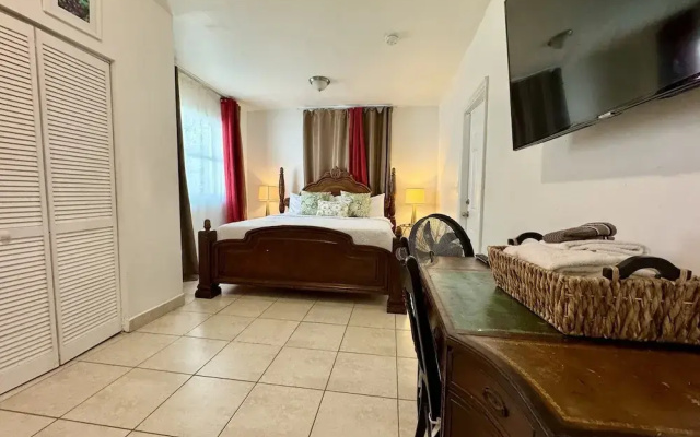 Miami Vacation Home 4 bedroom Parking.