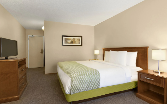 Colonial Square Inn & Suites