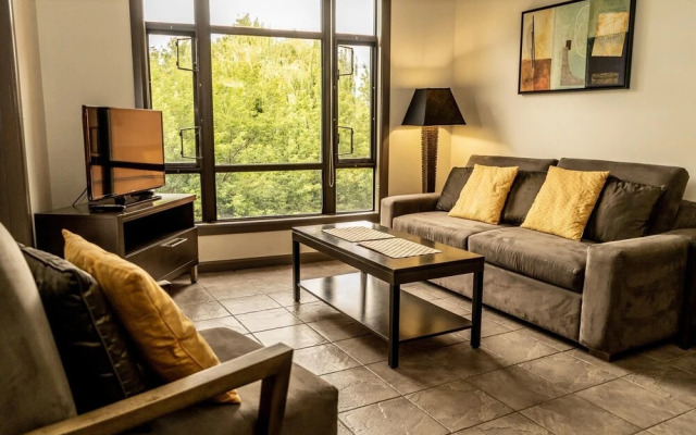 Bright Corner Apartment w/ Lake View #418