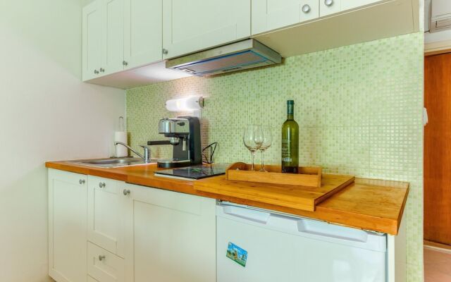 2-bdr apt With Shared Garden, 3 min Walk to Beach