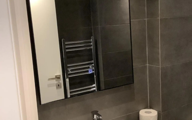 Sunny new lovely apartment 60 meters from the metro