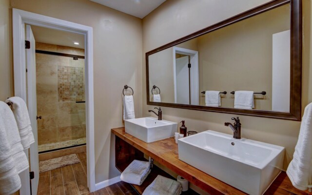 Spacious Condo - Walk to Shuttle