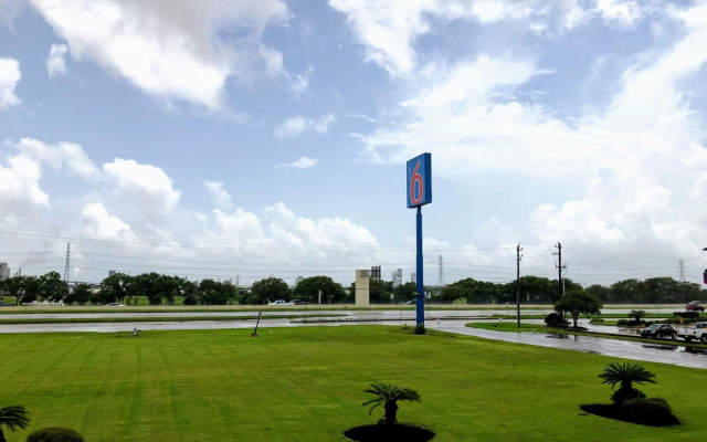 Motel 6 Clute, TX