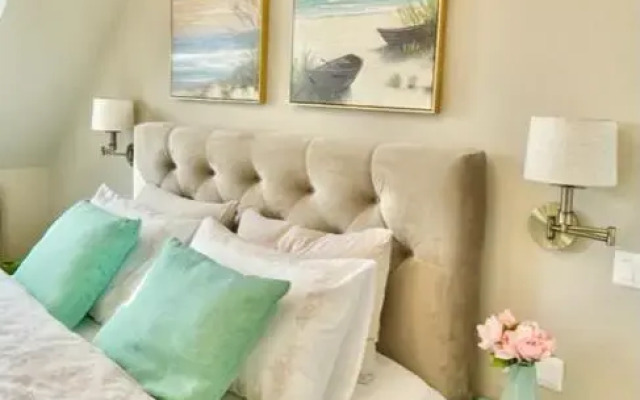 Executive 2 Bedroom Apartment + Parking