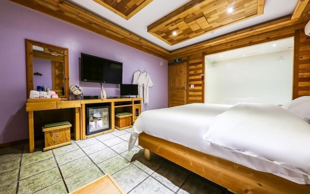 Eumseong Romy and Julie