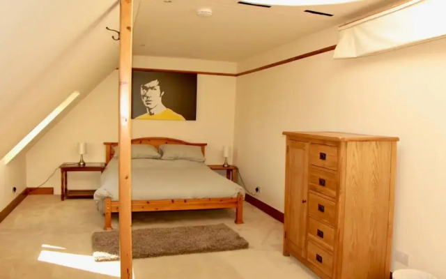 Homely 3 Bedroom Flat With Castle Views