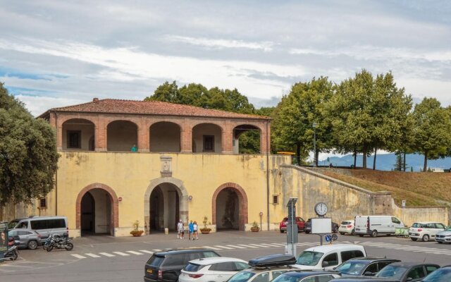 Casa Capri in Lucca With 1 Bedrooms and 1 Bathrooms