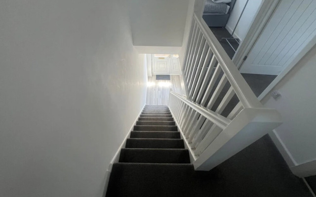3 Bedroom House - Sleeps 6 & Free Parking