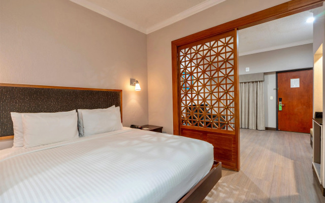 Wyndham Garden Hotel Baronne Plaza