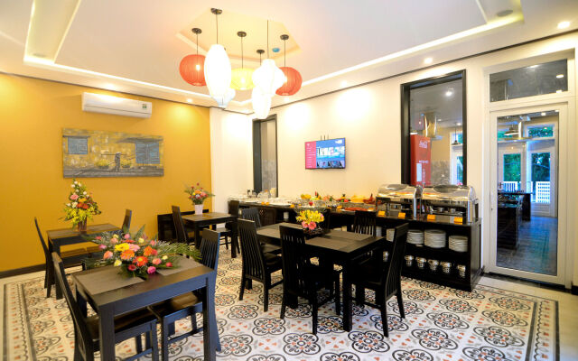 Golden Bell Backpacker Hotel & Pool Bar