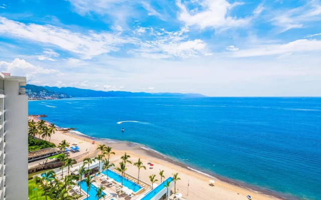 Stylish Beachfront 2BR - Balcony & Pools