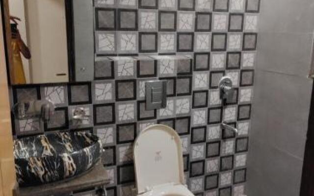 Capital O 82059 Travellers Inn