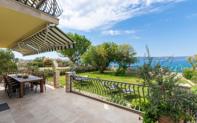 Beautiful Home in Dugi Rat With Wifi and 6 Bedrooms