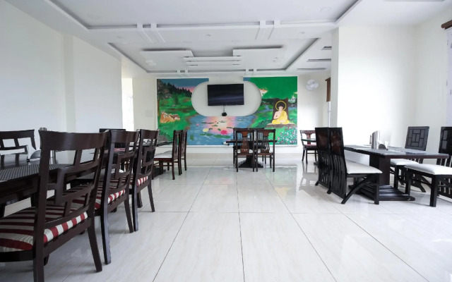 OYO 28284 Gliders Holiday Inn