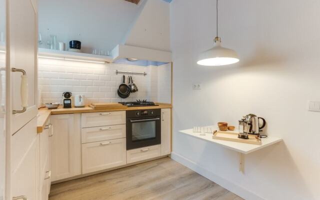 New! Bright 2 Bed Easily Connected to the Center