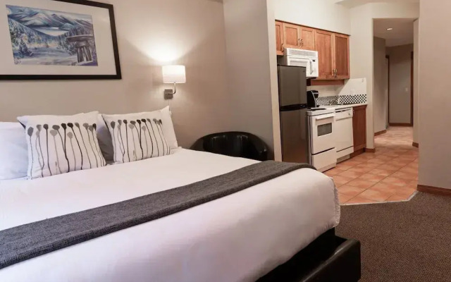 Alpenglow Lodge by MountainView