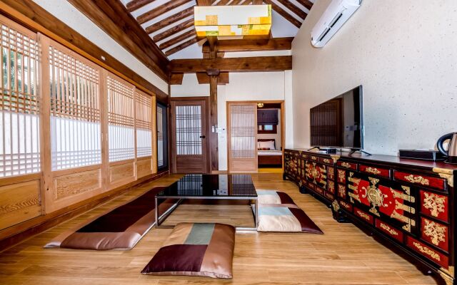 Jeju Hanok Hotel Hallagung