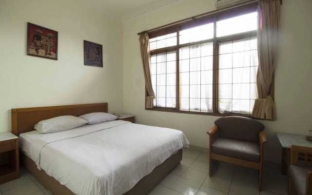 Residences by RedDoorz near Rumah Mode