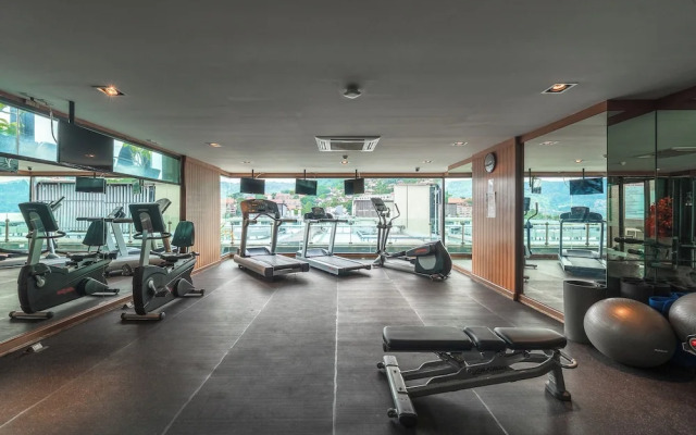 1BR with Pool 3 Min Walk to Beach  C197