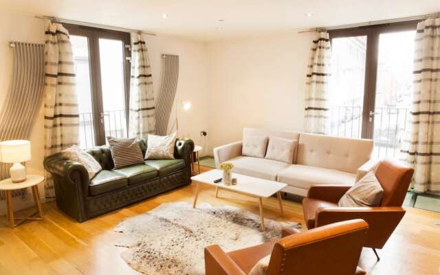 The Holborn Lights - Modern 3BDR Home with Rooftop Terrace & Garage