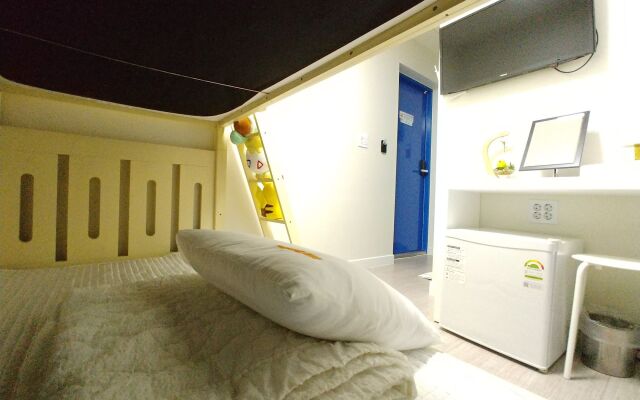 Road Myeongdong Guesthouse