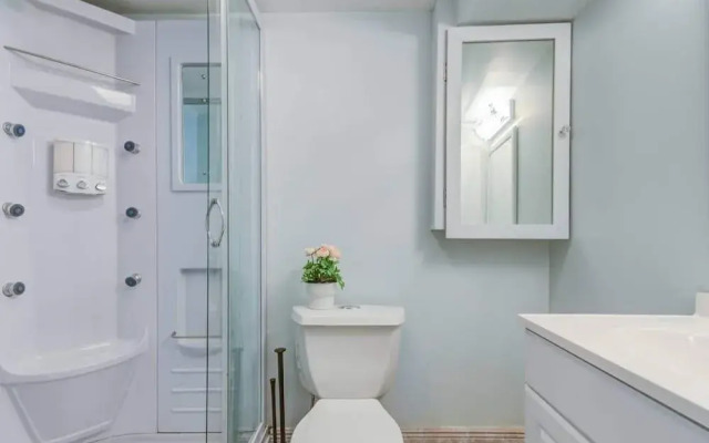 Modern Townhouse w/ Pool Table by Cozysuites