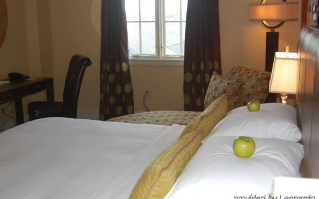 Carriage House Hotel