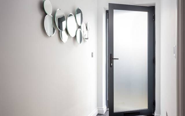 Elliot Oliver - Executive 2 Bedroom Garden Apartment