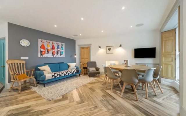 Windermere House - Sea Views Close to Harbour